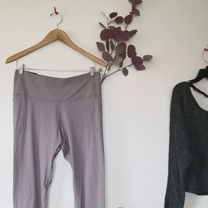 39UNDER ARMOUR FITTED HI RISE CROP🌻